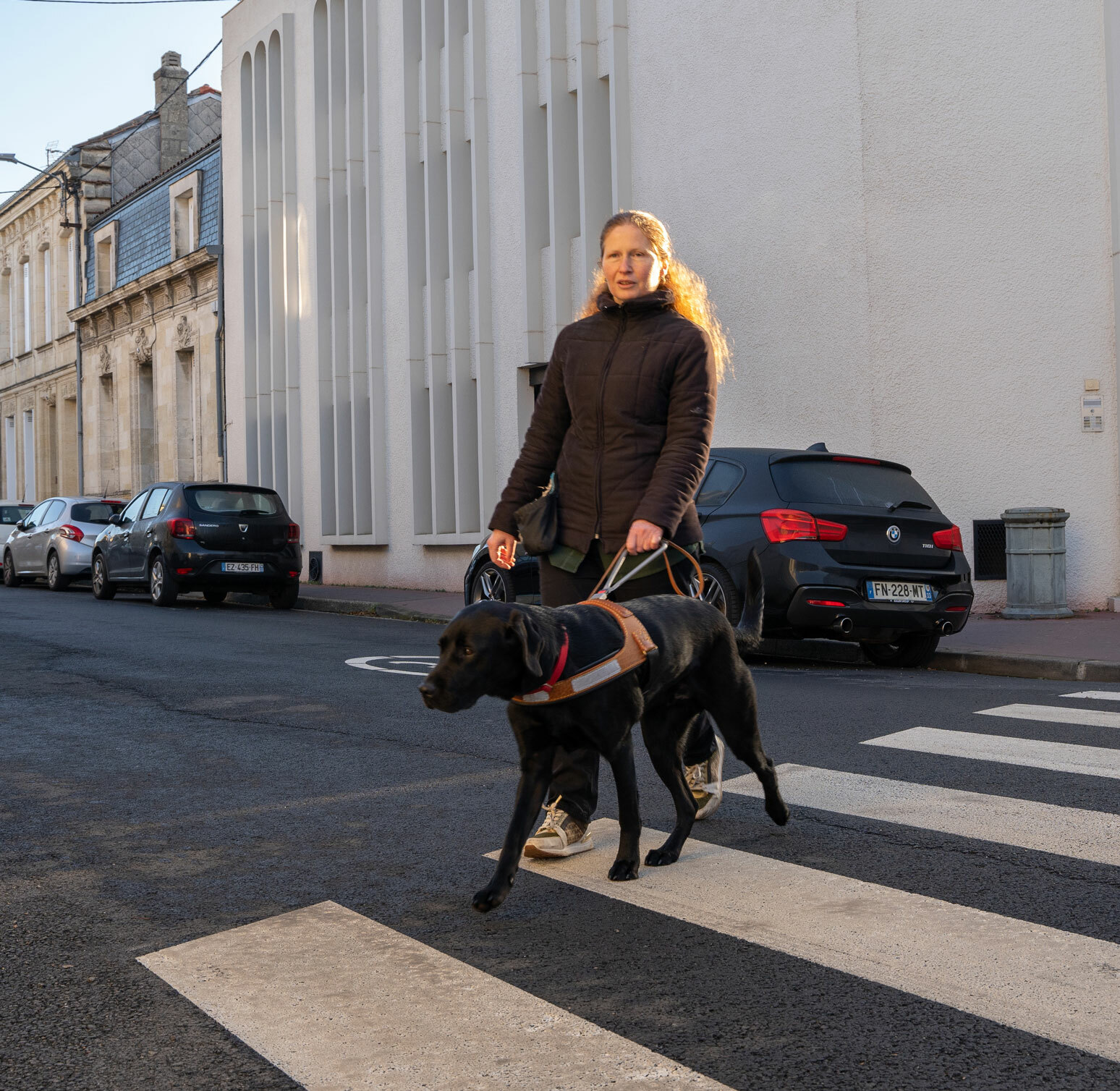 Femme et son chien guide