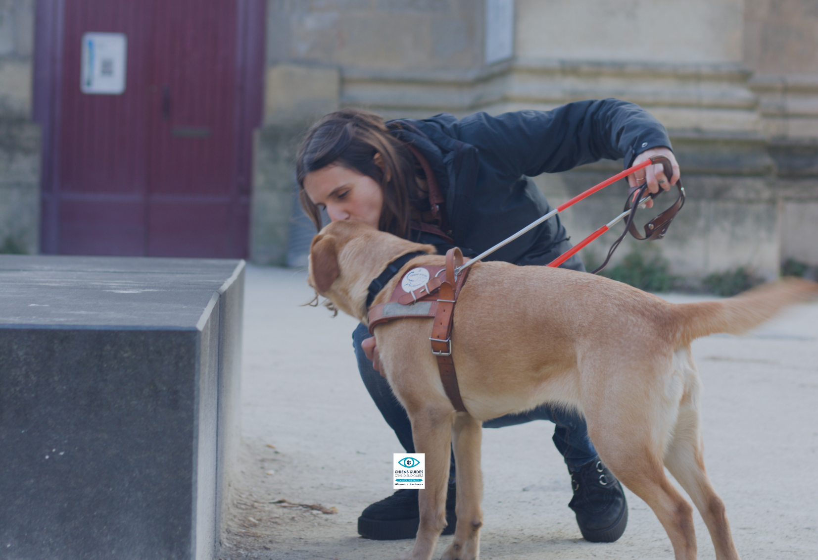 Photo de Mathilde, éducatrice de chiens guides et USSOP lors d'une séance d'éducation à Bordeaux centre