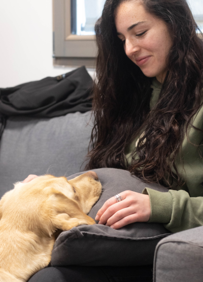 Portrait de Romane, animalière à l'association des chiens guides Aliénor Aquitaine